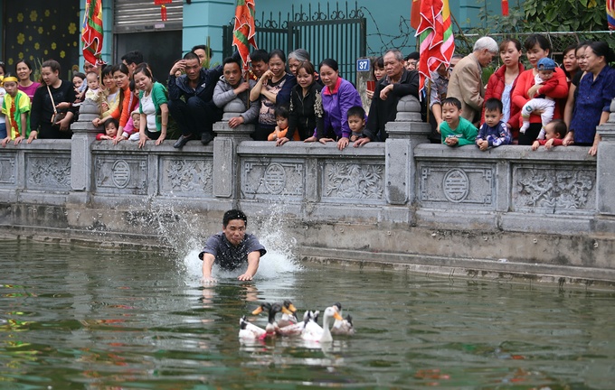 Người dân hò hét bắt vịt ở hội làng Vạn Phúc